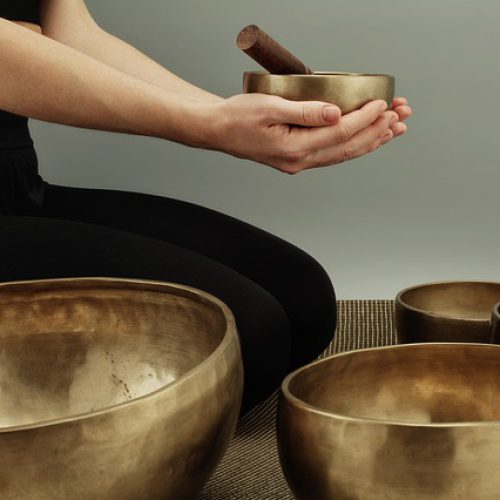 Relaksacja w wibracjach mis dźwiękowych i gongu