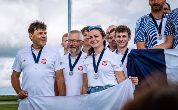 Instr. Julia LESIUK – z Aeromodelklubu Artbem zdobyła srebrny medal i tytuł drużynowej Wicemistrzyni Świata w konkurencji modeli do wyścigu zespołowego F2C!