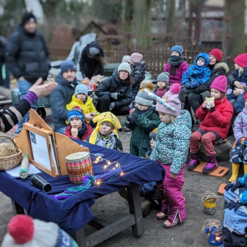 Spotkanie z teatrem kamishibai dla dzieci 4 letnich z opiekunem