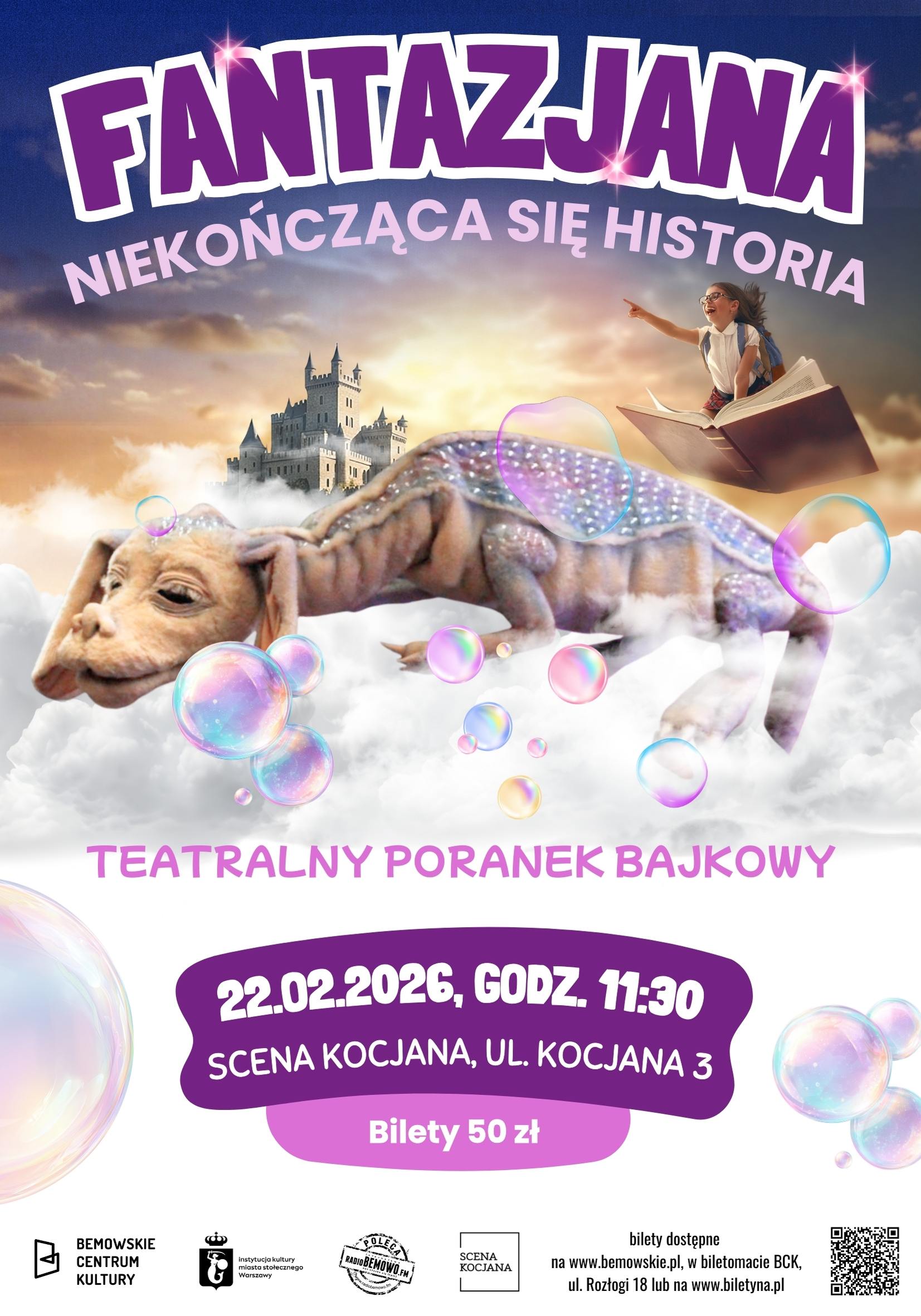Plakat reklamujący poranek teatralny dla dzieci. Smok leży na chmurach pośród baniek mydlanych.