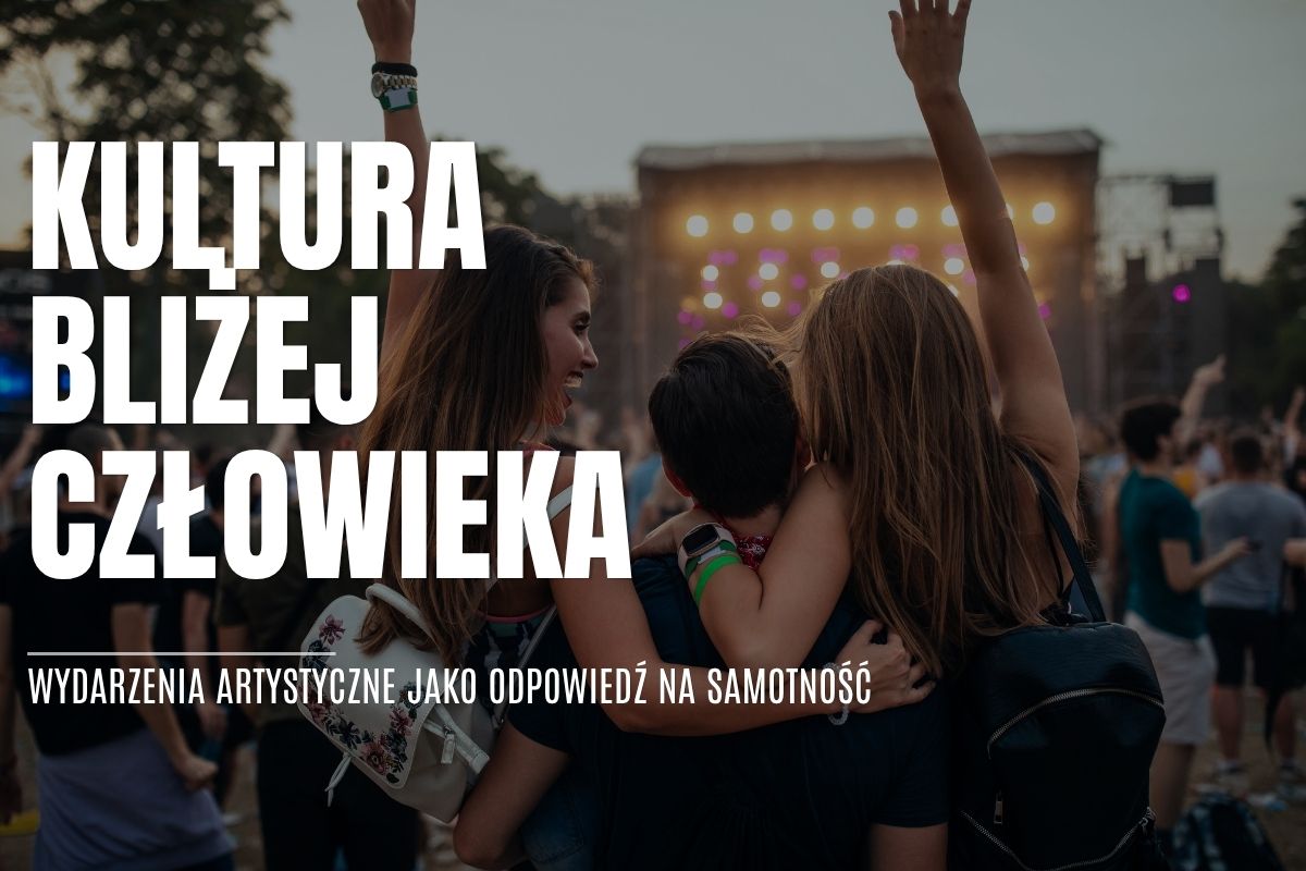 zadowoleni ludzie podczas wieczornego eventu
