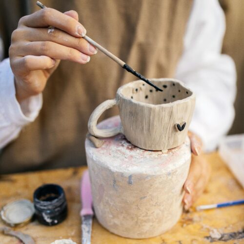 „Stwórz swój własny kubek” – dwuetapowe zajęcia ceramiczne dla dorosłych (dwudniowe)