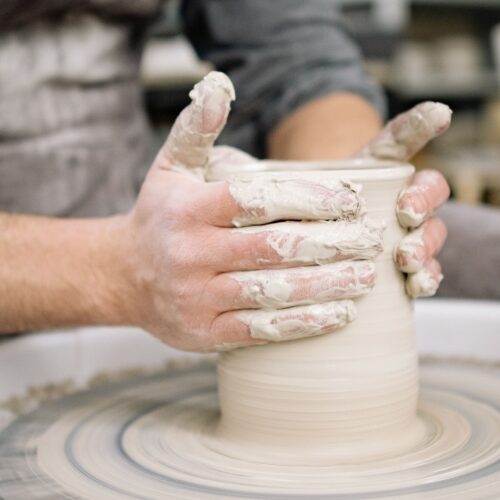 „Ceramiczne naczynia z motywem zwierzęcym” – dwuetapowe zajęcia ceramiczne dla dzieci 12+ (dwudniowe)